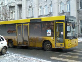 Пассажирка энгельсского автобуса попала в больницу по вине водителя