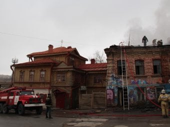 В центре Саратова рядом с домом-музеем Павла Кузнецова загорелся дом