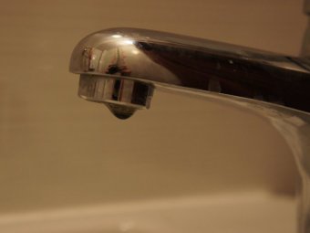 Коммунальщики оставили без холодной воды более двух десятков домов в Ленинском районе