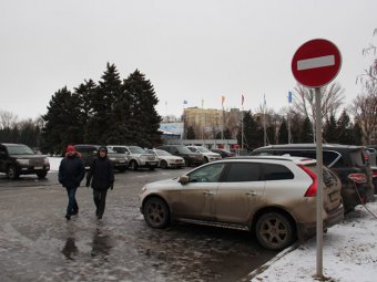 На Театральной площади Саратова устроили парковку иномарок с «красивыми» номерами