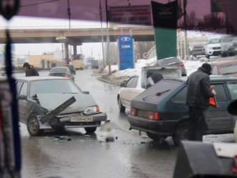 У автозаправки «Торэко» на Шехурдина столкнулись две «Лады». Образовалась пробка