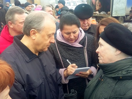 На сельскохозяйственной ярмарке жители Саратова жаловались губернатору на проблемы городского ЖКХ