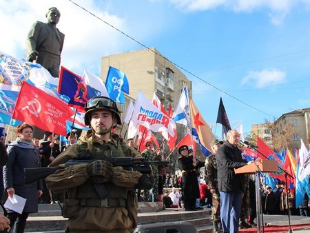 «Крымский митинг» в Саратове охраняли «вежливые люди»