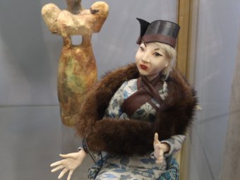 В музее Федина открылась выставка Ольги Пегановой «Кукольный плен»