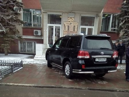 В ожидании Валерия Сараева его водитель припарковал джип на тротуаре