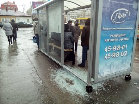 На улице Чернышевского неизвестные вандалы разбили остановочный павильон. Фото