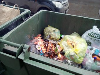 У штаба ОНФ во второй раз за сутки горят мусорные контейнеры