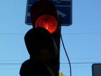 В Юбилейном КамАЗ сбил перебегавшую на красный сигнал светофора девочку