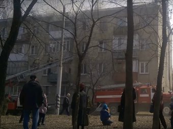 В Заводском районе пожарным пришлось лезть в квартиру через окно для тушения огня. Видео
