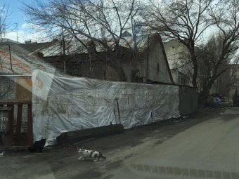 Блогер заметил исчезновение баннера «Единой России» с трущоб на улице Посадского