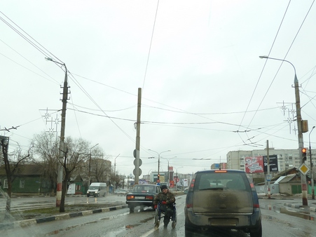 Инспекторы ГИБДД просят не давать милостыню на дорогах Саратова
