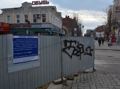 Участок проспекта Кирова закрыли забором для прокладки водопровода к ремонтируемому ТЮЗу