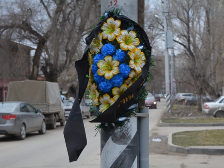 Смертельное ДТП в центре Саратова. В память о 20-летнем Эльдаре Искендерове повесили траурный венок