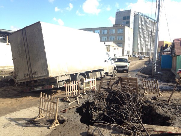 В Кировском районе грузовая «ГАЗель» застряла в яме с грязью на улице Крайней. Фото