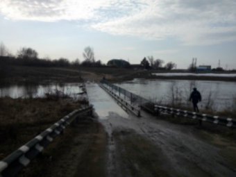 В Аткарске затопило мост через Медведицу