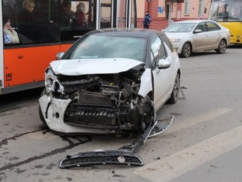 В результате аварии на Московской Citroen отбросило на полосу для общественного транспорта. Фото