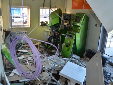 В Твери и Владивостоке взрывавших банкоматы грабителей задержали по горячим следам, в Саратове - пока нет