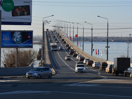 Мост Саратов-Энгельс украсили флажками, на улице Соколовой уложили новый асфальт