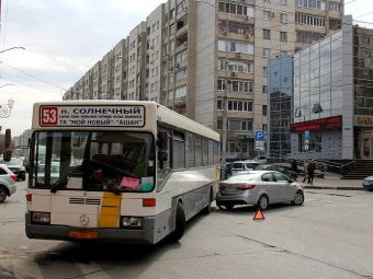 Автобус на повороте. 53 Автобус Саратов. Поворот автобуса. Парамонова угол Чапаева и Кутякова. Кутякова маршрутки.