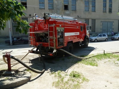 В Заводском районе пожарные тушили загоревшуюся двухэтажку