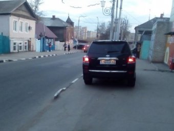 Заместитель Сараева объяснил парковку джипа на тротуаре заботой об автолюбителях