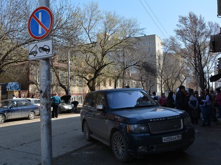 Сын депутата областной думы Сергеева припарковал свой элитный внедорожник под запрещающий знак