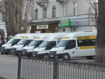 Водитель 93-й маршрутки, из которой на ходу выпала пенсионерка, скрылся с места происшествия