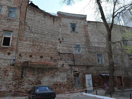 В центре Саратова начала обрушаться стена особняка «Дом художника»