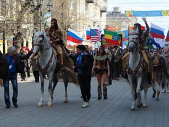 Участники фестиваля «Принцесса цирка» прошли кавалькадой по проспекту Кирова