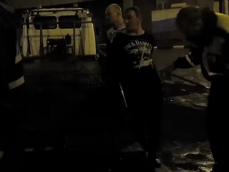 В Энгельсе выбивший стекло полицейского автомобиля неадекватный мужчина матом критиковал саратовские дороги и призывал голосовать за «Единую Россию». Видео