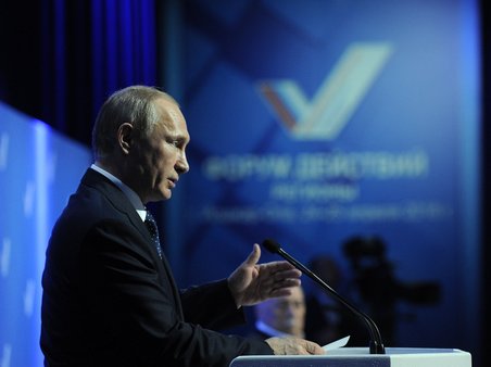 Владимир Путин предложил починить дороги, избавившись от дураков