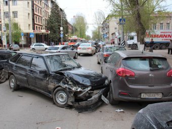 На улице Вавилова произошла авария с участием семи автомобилей