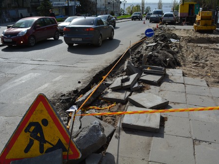 За ночь в Саратове отремонтировали асфальт на семи улицах