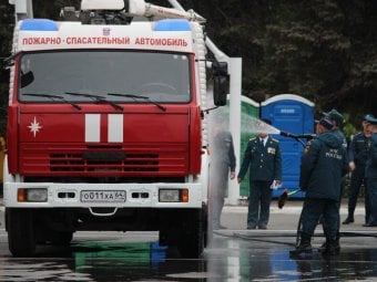 В Саратове пожарные моют свои машины на Театральной площади