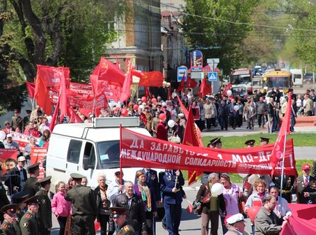Первомай в Саратове. Коммунистическая демонстрация назвала плохие дороги «подарком» «Единой России»