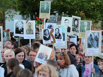 Жительница Саратова рассказала Валерию Радаеву, что его выговоры не отменили «разнарядки» на акцию «Бессмертный полк»