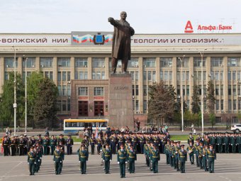 Более тысячи саратовцев принимают участие в генеральной репетиции парада на Театральной площади