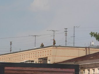 «Бессмертный полк» в Саратове. На крышах зданий расположились люди в камуфляжной форме