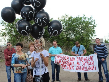 Обманутые дольщики «Стройинтерсервиса» в Саратове запустили черные шары с надписью «SOS»