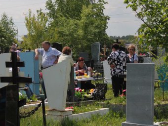 В Радоницу кладбища Саратовской области посетили более 42 тысяч человек