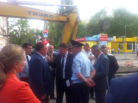 После совещания Валерия Сараева на месте вскрышных работ в центре Саратова принято решение о перекрытии двух улиц