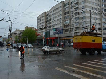 Мэрия Саратова предупреждает о порывистом ветре, падении деревьев и обрывах ЛЭП