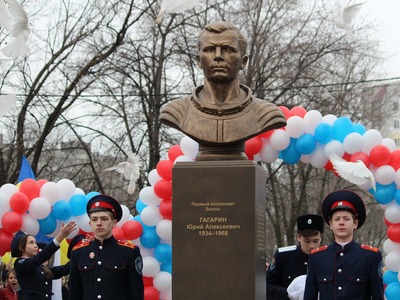 Валерий Сараев задним числом узаконил установку бюста Гагарина и мемориальной доски Григорьеву