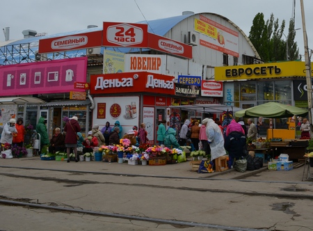 За четыре месяца в Саратове ликвидировано 34 нестационарных торговых объекта и 167 гаражей