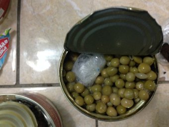 Заключенному пугачевской колонии пытались передать наркотики в банках с зеленым горошком