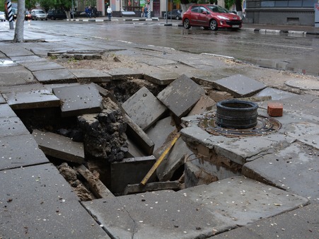 После ливня в центре Саратова образовались провалы на дорогах и тротуарах