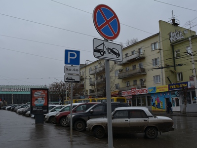 Администрация Саратова запретила междугородним автобусам хаотичную парковку на Привокзальной площади