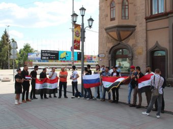 Иракские студенты и сотрудники СГУ проводят у консерватории акцию против терроризма