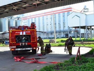 Спасатели провели учения на балаковском заводе, где в прошлом году произошел взрыв