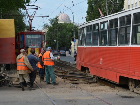 После схода нескольких трамваев начался ремонт стрелки в центре Саратова